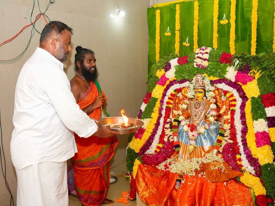 శ్రీ విరుపాక్షమ్మ అమ్మవారికి మంత్రి ప్రత్యేక పూజలు