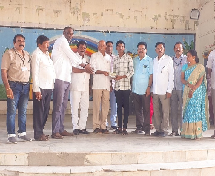 ప్రతిభ కలిగిన విద్యార్థులకు నగదు ప్రోత్సాహకాలు