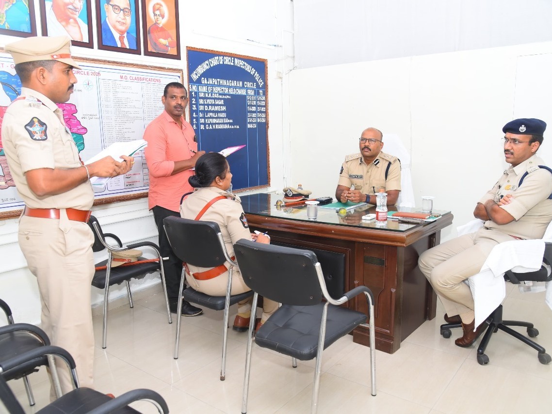పోలీసుస్టేషన్ సందర్శించిన రేంజ్ డీఐజీ