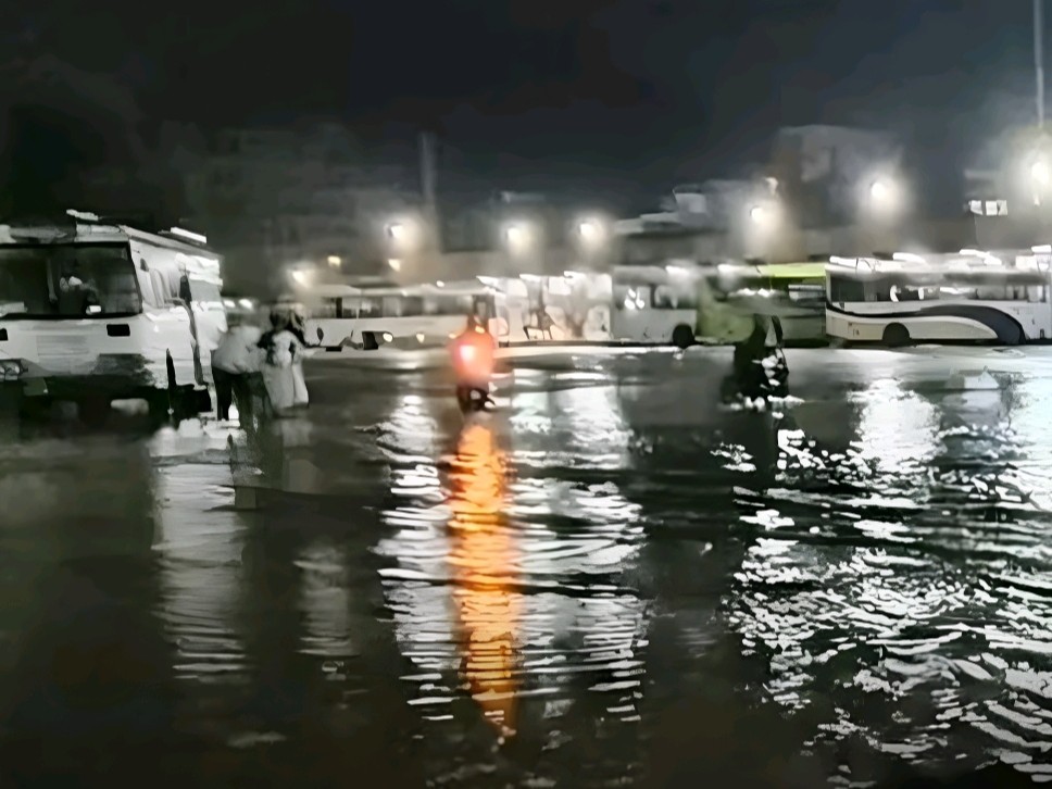 జిల్లా బస్టాండ్‌లో రాకపోకలకు అంతరాయం