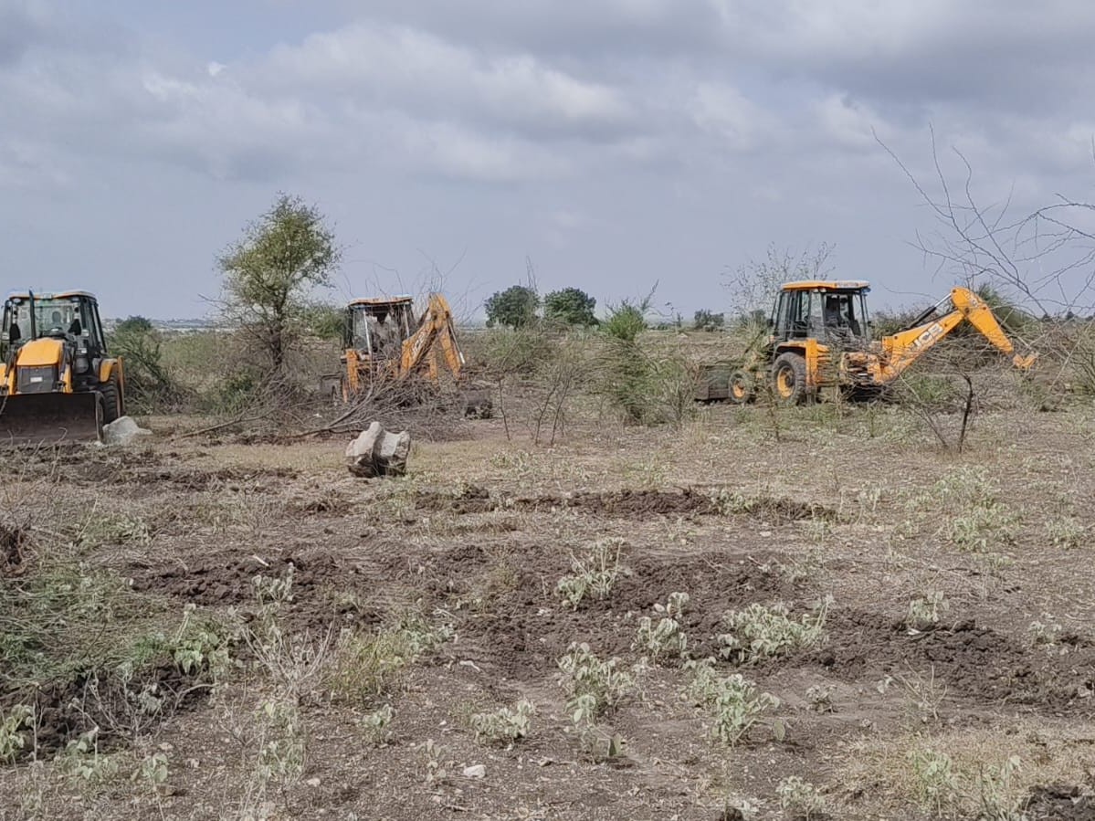 ఆలయ భూముల్లో జంగిల్ క్లియరెన్స్ పనుల పరిశీలన