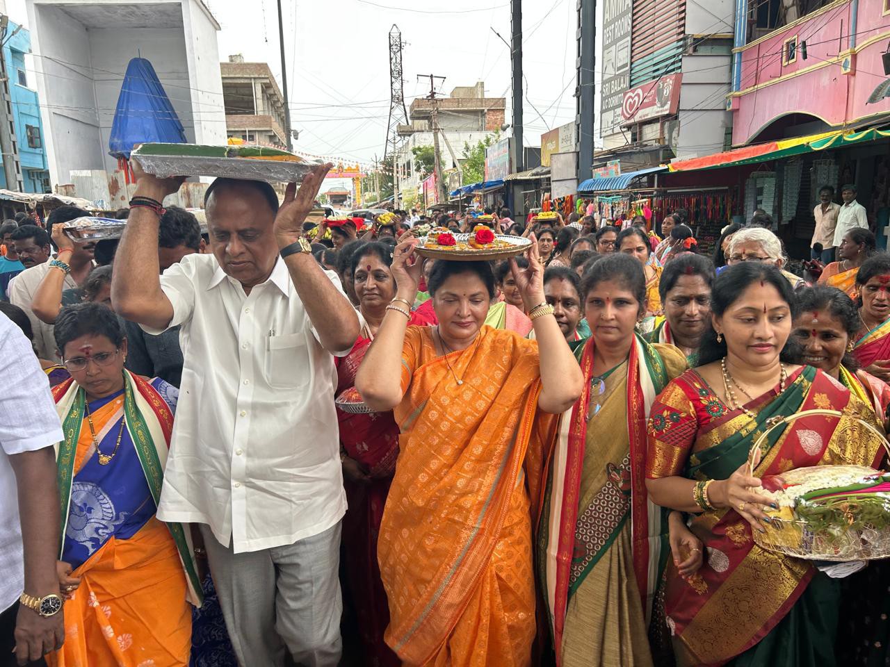 సారెను సమర్పించిన ఎంపీ, ఎమ్మెల్యే