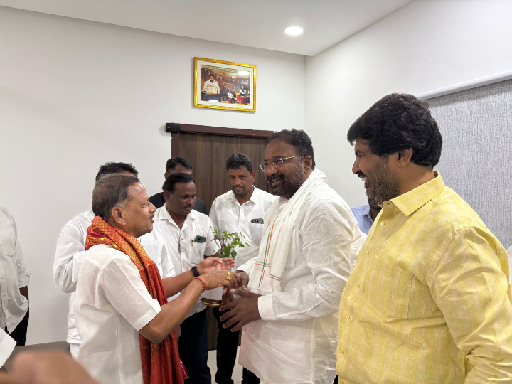 మంత్రికి శుభాకాంక్షలు తెలిపిన డీసీసీ ఉపాధ్యక్షులు