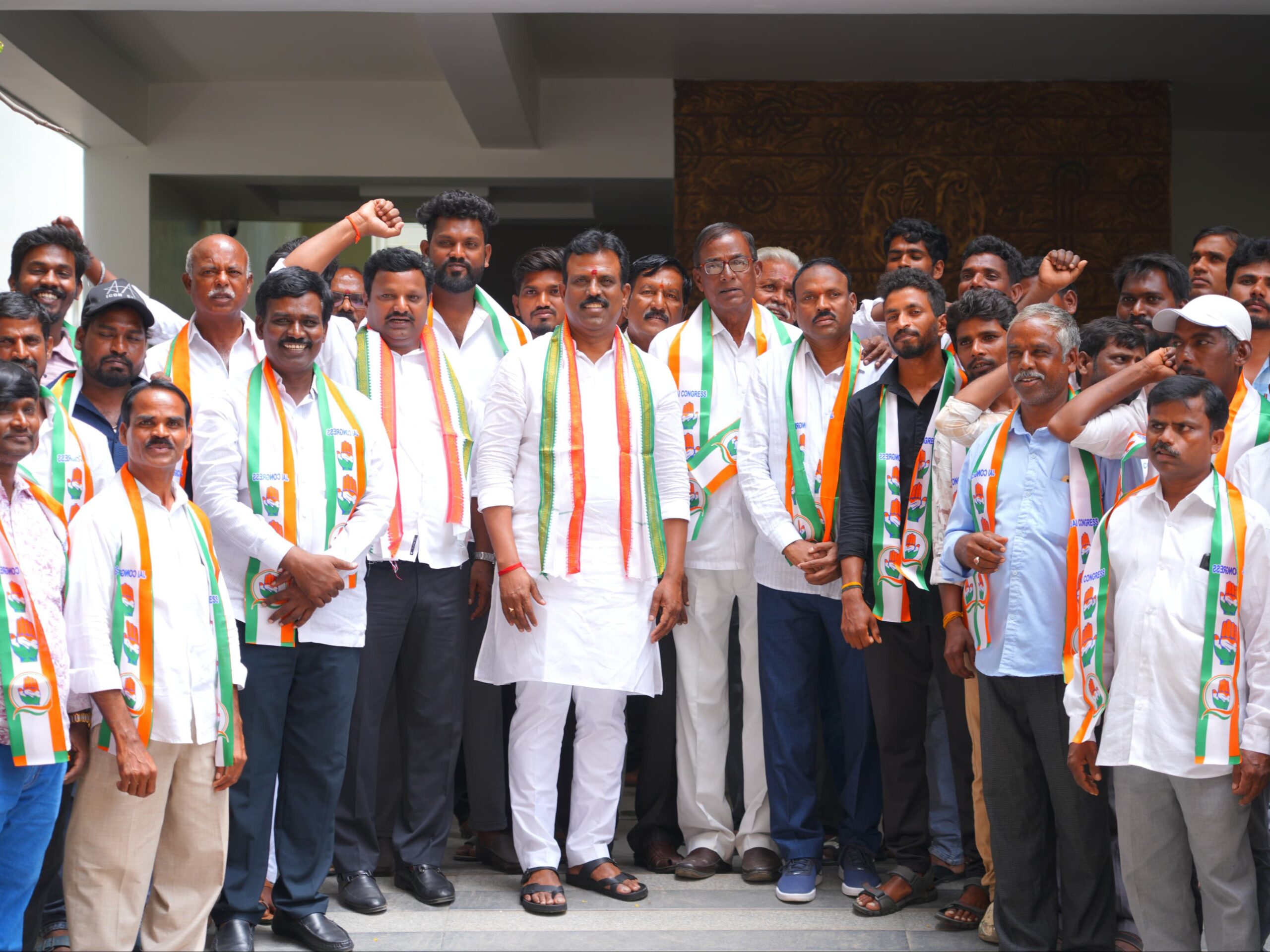 కారు దిగి చెయ్యి అందుకున్న బీఆర్ఎస్ నాయకులు