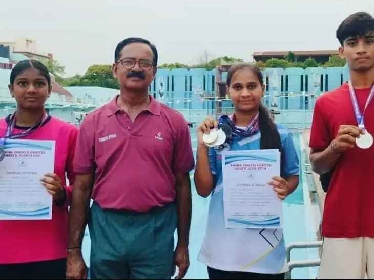 ఈత పోటీలలో జిల్లా క్రీడాకారులకు పతాకాలు