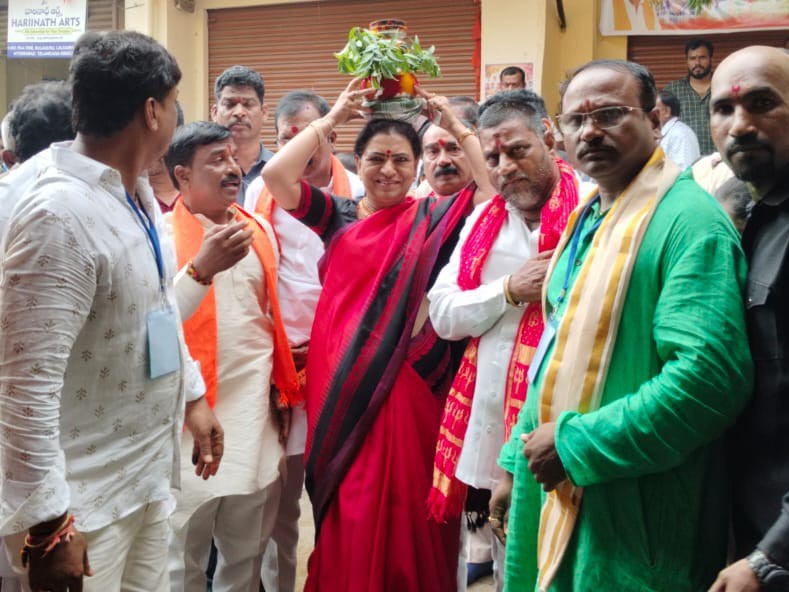 బోనమెత్తిన ఎంపీ డీకే అరుణ