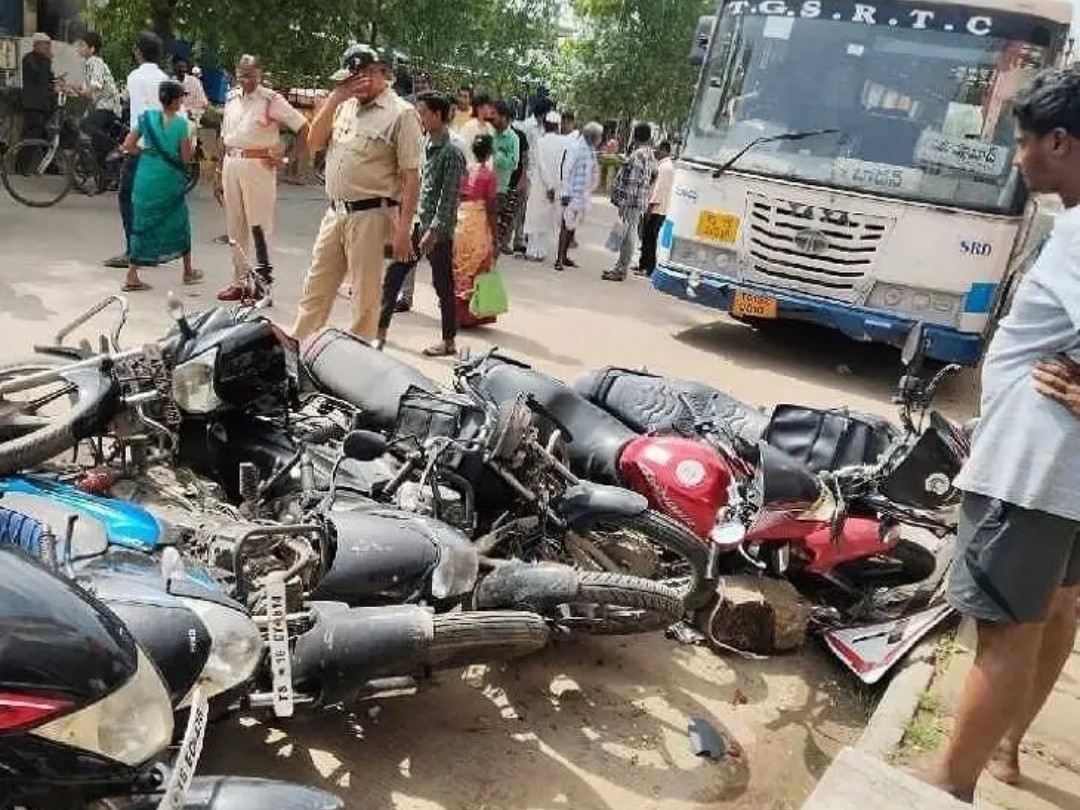 పూల దుకాణంలోకి దూసుకెళ్లిన ఆర్టీసీ బస్సు