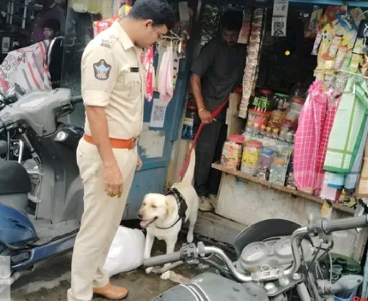 శ్రీకాకుళం నగరంలో పోలీసు జాగిలంతో విస్తృత సోదాలు