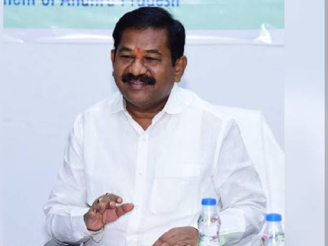 విద్యార్థినులతో మంత్రి కలెక్టర్ అల్పాహారం