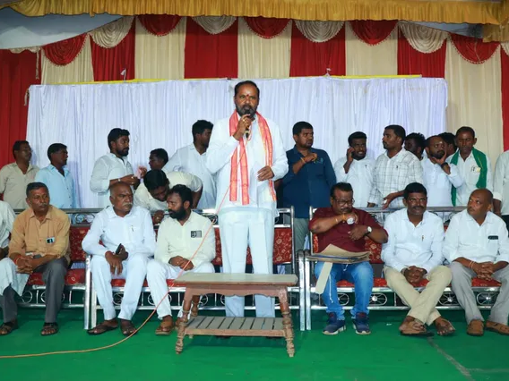 లబ్ధిదారులకు ప్రొసీడింగ్స్ పత్రాల అందజేత