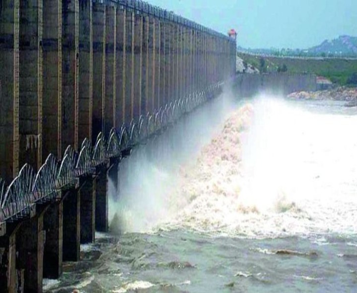 జూరాలకు కొనసాగుతున్న వరద 8 గేట్లు ఎత్తివేత