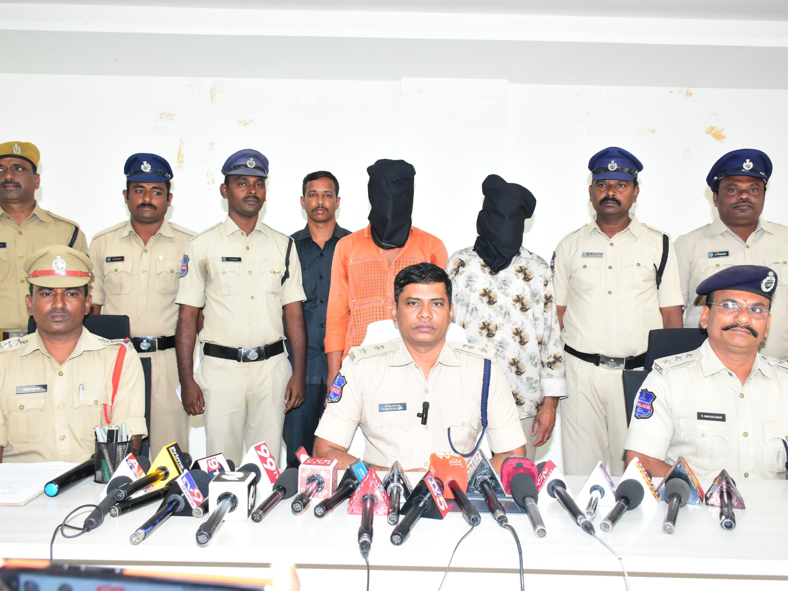 ‘సిగరెట్ దొంగతనం కేసులో ఇద్దరు అరెస్ట్’