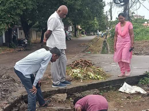 డ్రైనేజీ పూడికతీత పనులను పరిశీలించిన కమిషనర్