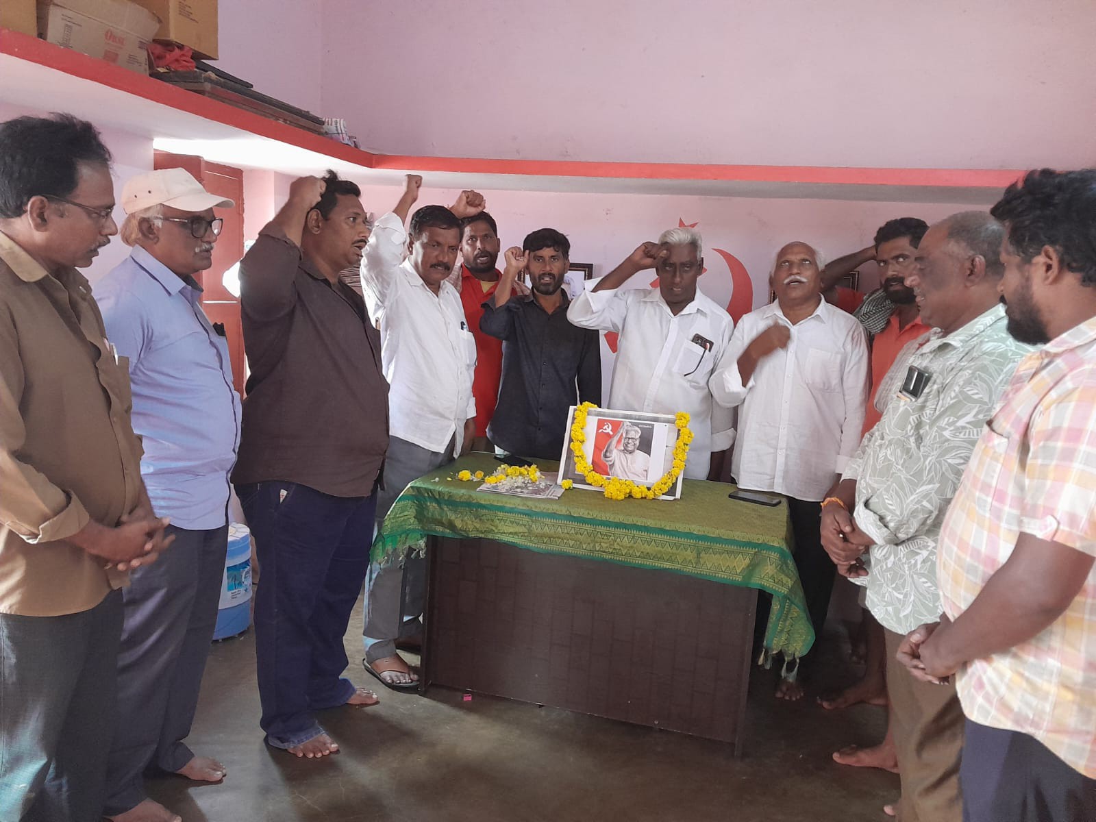 కేరళ మాజీ ముఖ్యమంత్రికి ఘన నివాళి