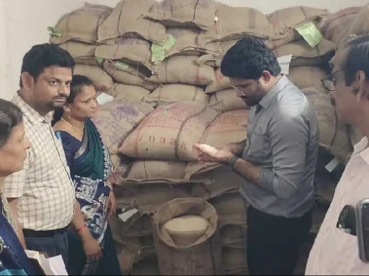 రేషన్ డీలర్లను హెచ్చరించిన జేసీ