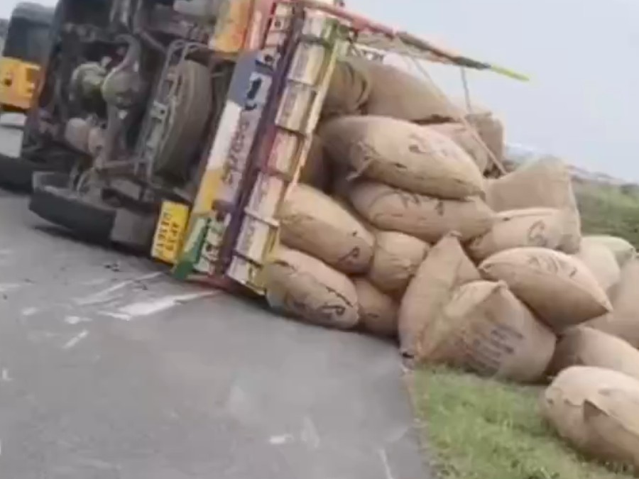 లారీ ఢీకొని ద్విచక్ర వాహన దారుడికి గాయాలు