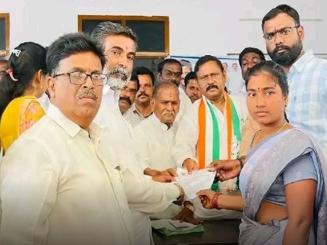 రేషన్ కార్డుల ప్రొసీడింగ్స్ పంపిణీ చేసిన ఎమ్మెల్యే