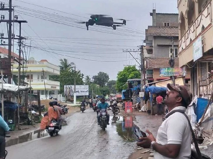 పెడనలో పోలీసులు డ్రోన్‌తో నిఘా