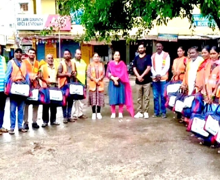 పారిశుద్ధ్య సిబ్బందికి పీపీఈ కిట్ల పంపిణీ