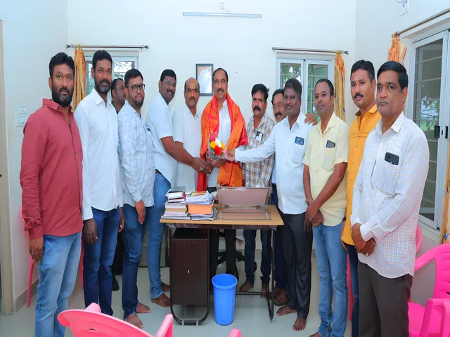 ఎమ్మెల్యేను కలిసిన అద్దె బస్సుల సంఘం