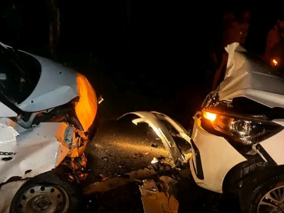 రెండు కార్లు ఢీ, నలుగురికి గాయాలు