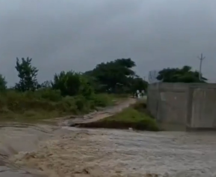 భారీ వర్షానికి వాగు ఉధృతం