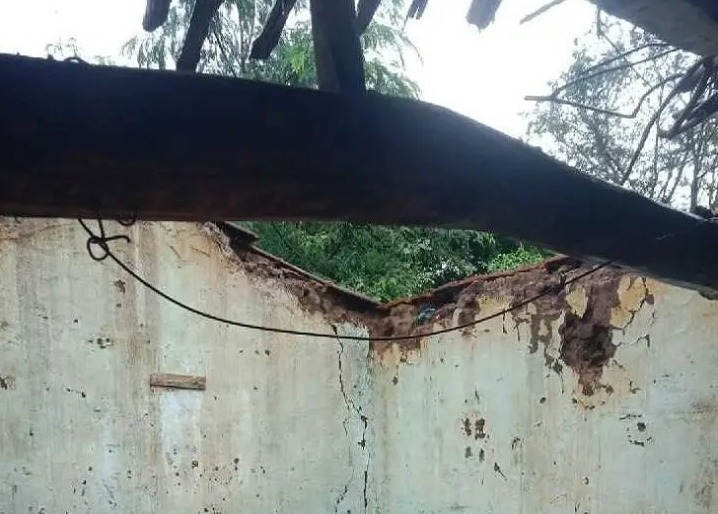 భారీ వర్షానికి కూలిన ఇల్లు