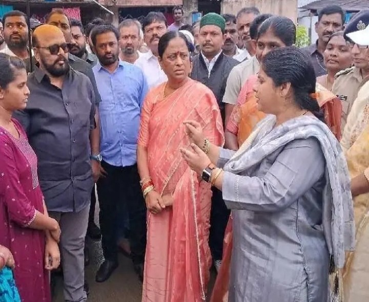 ఇందిరమ్మ ఇళ్లకు భూమి పూజ చేసిన మంత్రి