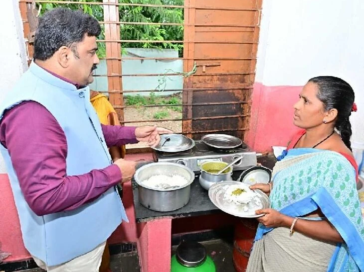 ప్రభుత్వ కార్యాలయాలను పరిశీలించిన కలెక్టర్