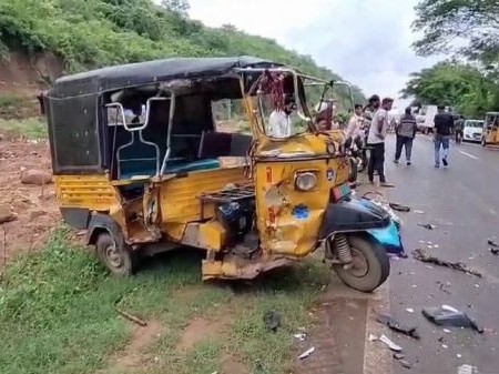 ఆటో బోల్తా.. తప్పిన ప్రమాదం