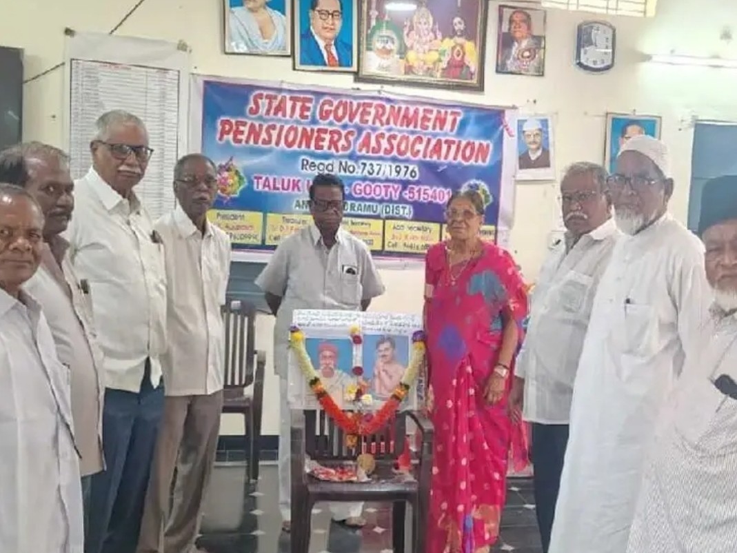 స్వాతంత్ర సమరయోధులకు ఘనంగా నివాళులు