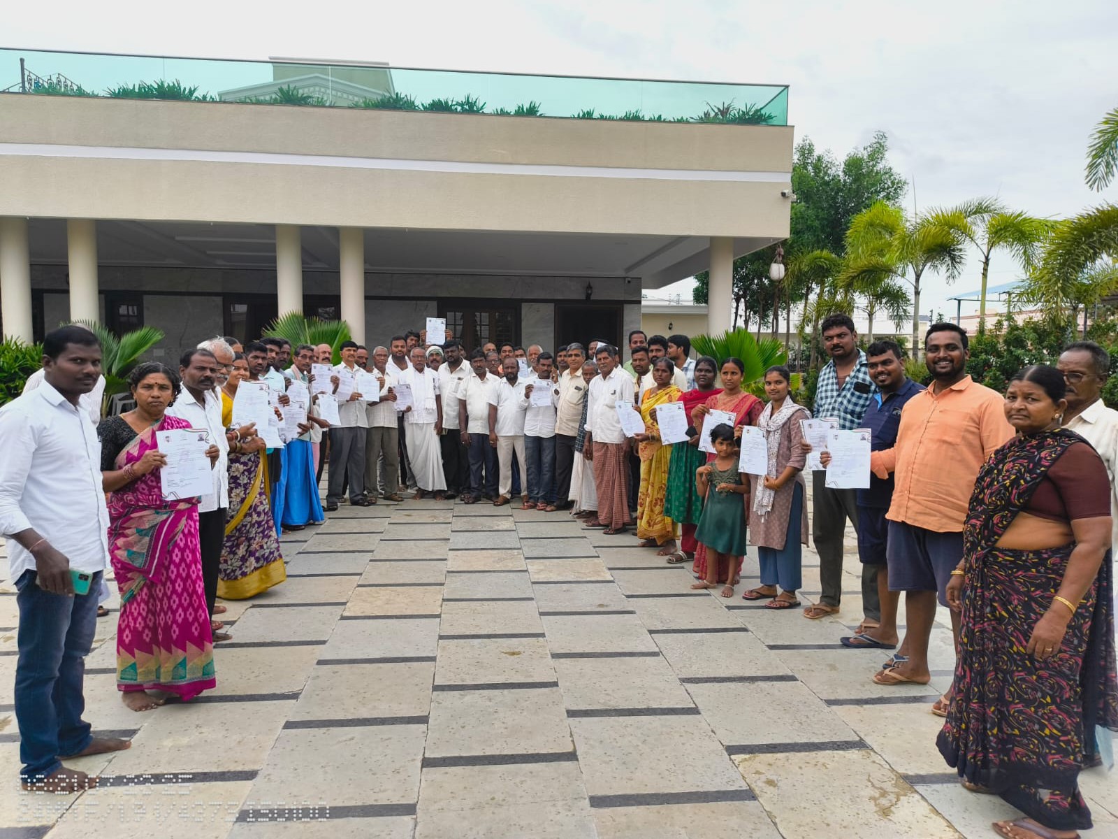 రేషన్ కార్డు లబ్ధిదారుల సంబరాలు