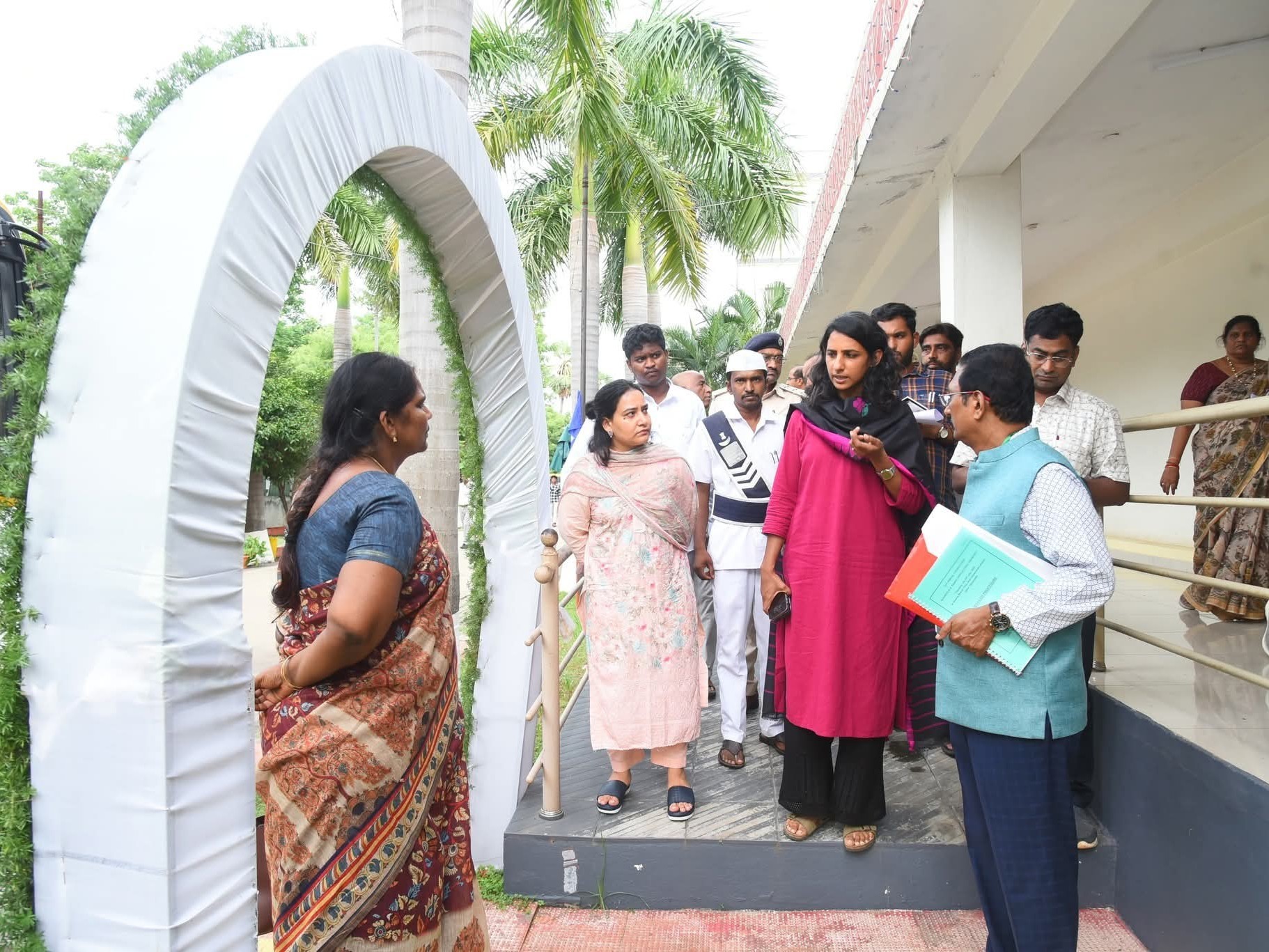 గవర్నర్ సభ ఏర్పాటును పరిశీలించిన ఇంచార్జ్ కలెక్టర్