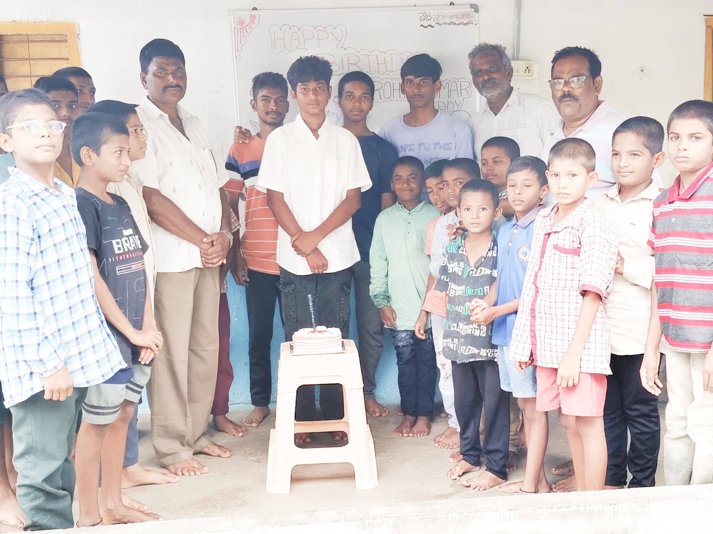 అనాథ పిల్లల ఆశ్రమంలో చిన్నారులకు అన్నదానం