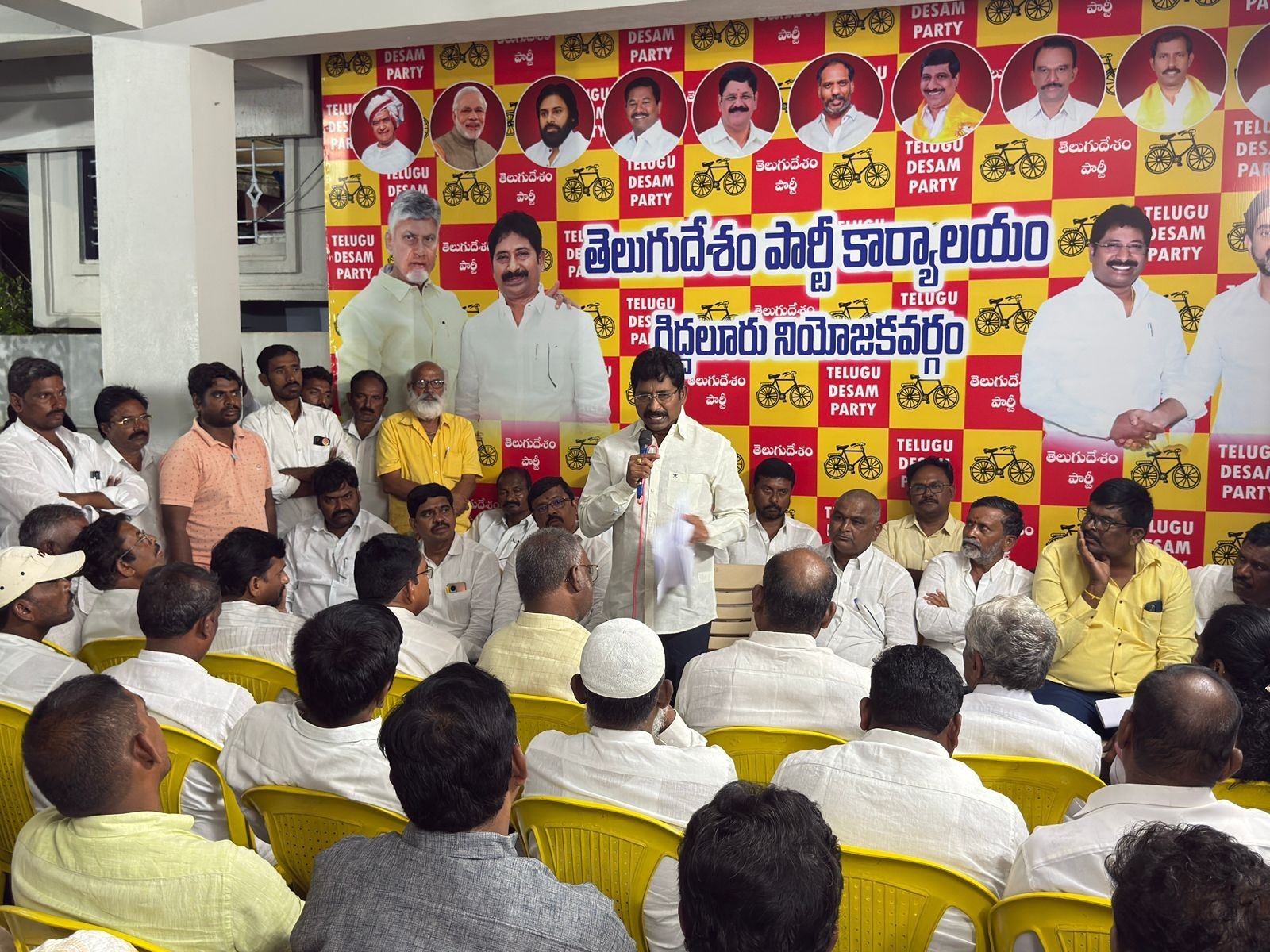 సంక్షేమ పథకాలను వివరించాలి: ఎమ్మెల్యే