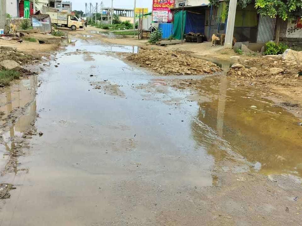 గ్రామంలో పారిశుద్ధ్యం లోపం వలన విష జ్వరాలు!