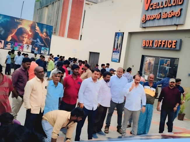 బాపట్లలో పవన్ కళ్యాణ్ అభిమానుల సందడి