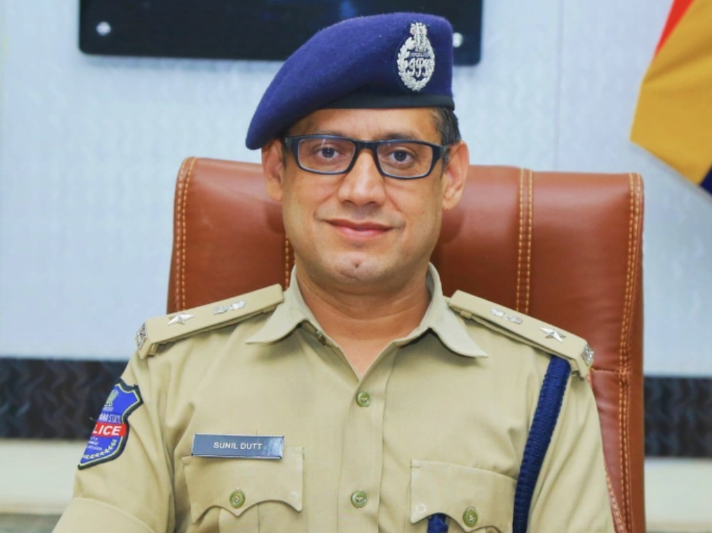 భారీ వర్షాలతో ప్రజలు అప్రమత్తంగా ఉండాలి: పోలీస్ కమిషనర్