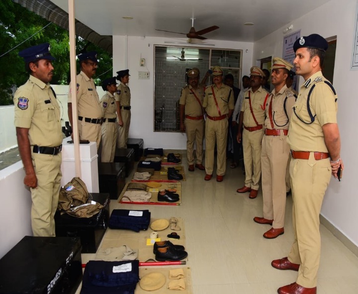 పోలీస్‌స్టేషన్‌లో సీపీ ఆకస్మిక తనిఖీలు