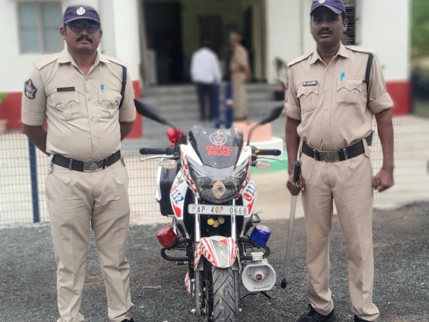 పొదిలి పోలీస్ స్టేషన్‌కు నూతన ట్రాఫిక్ బైక్