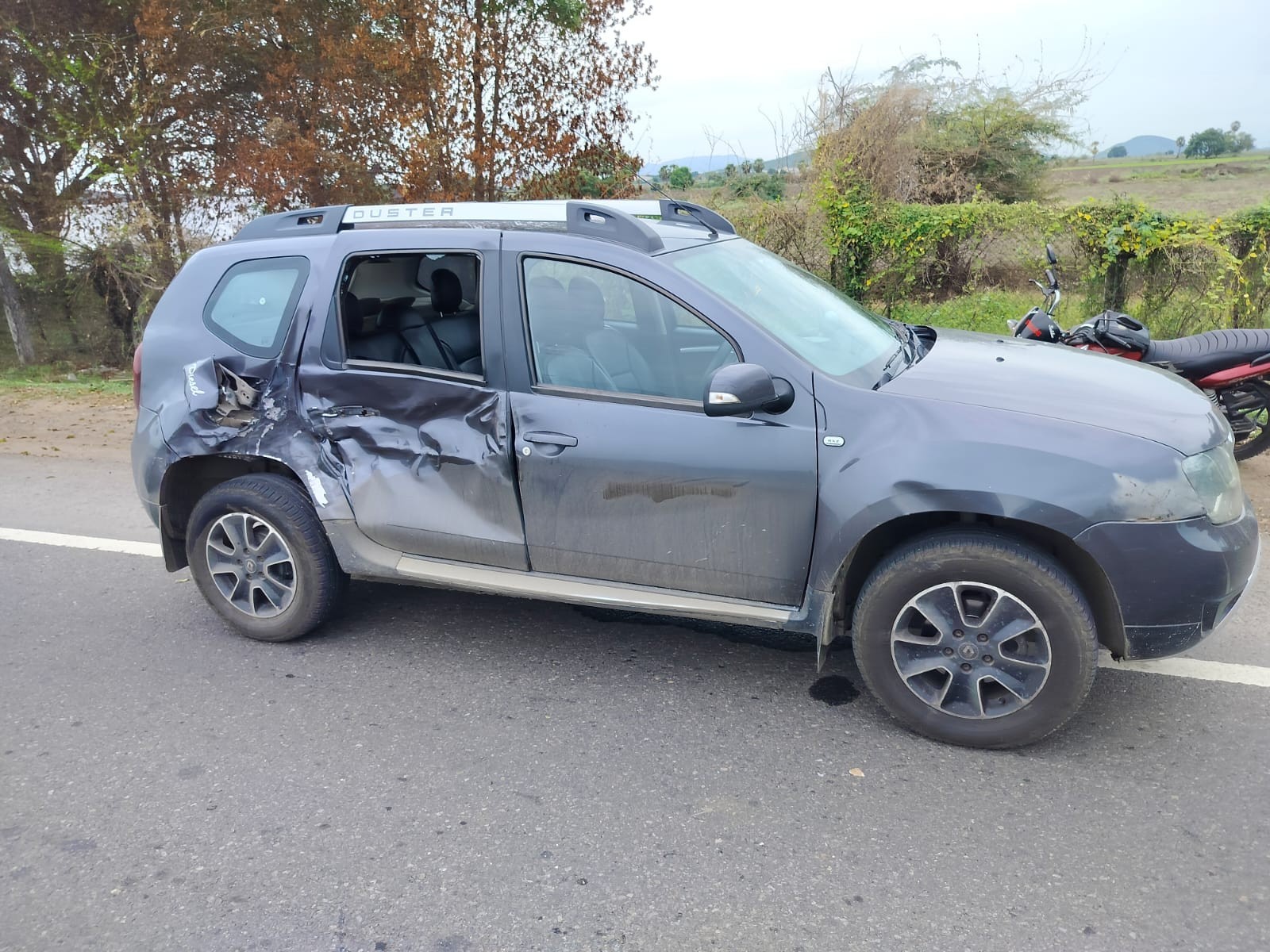 రోడ్డు ప్రమాదం..  కారును ఢీ కొట్టిన లారీ..