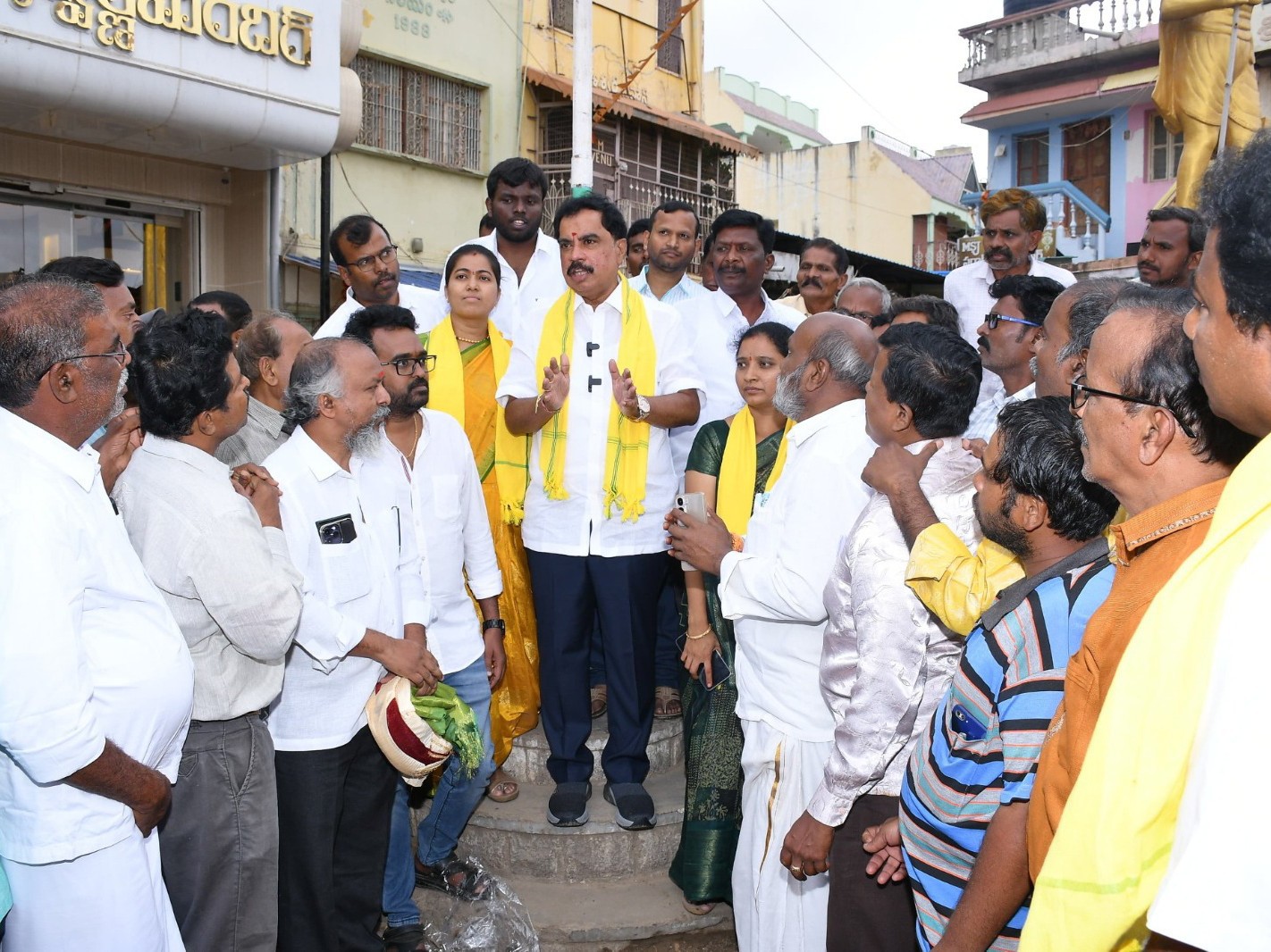 గాంధీ కూడలిని అభివృద్ధి చేస్తా: ఎమ్మెల్యే