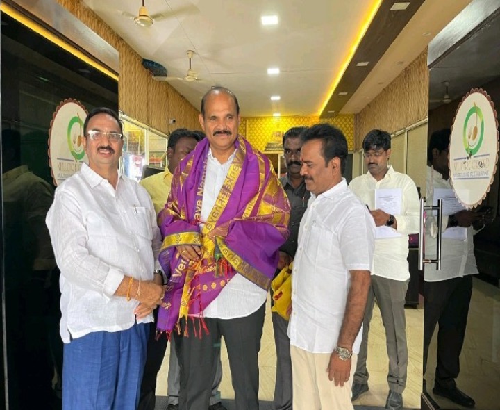 మంత్రిని కలిసిన మాజీ జడ్పీ ఛైర్మన్ చెంచలబాబు