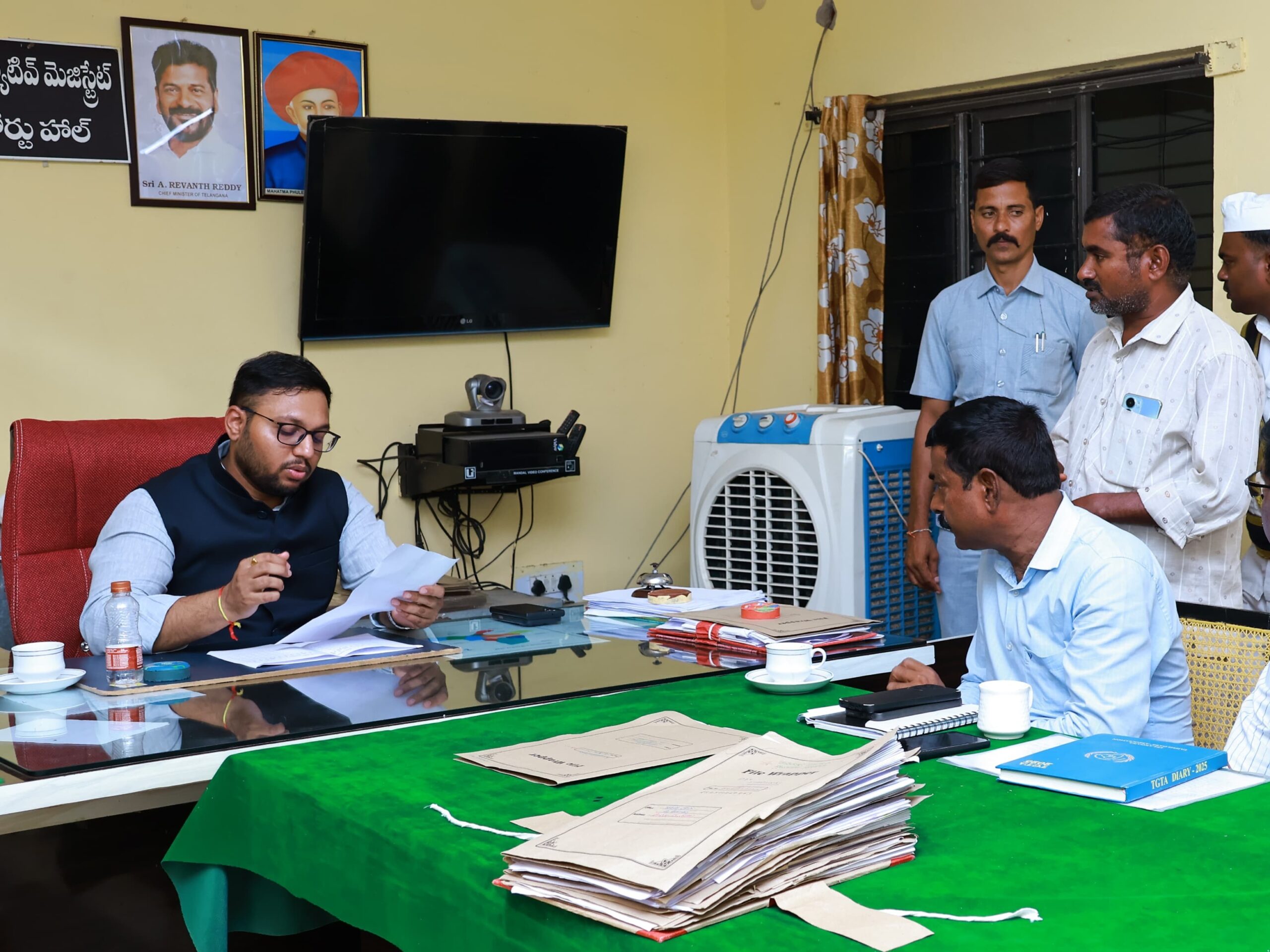 తహసీల్దార్ కార్యాలయాన్ని తనిఖీ చేసిన జిల్లా కలెక్టర్
