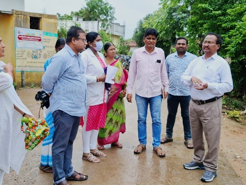 పరిసరాల పరిశుభ్రత పాటించాలి: జిల్లా వైద్యాధికారి