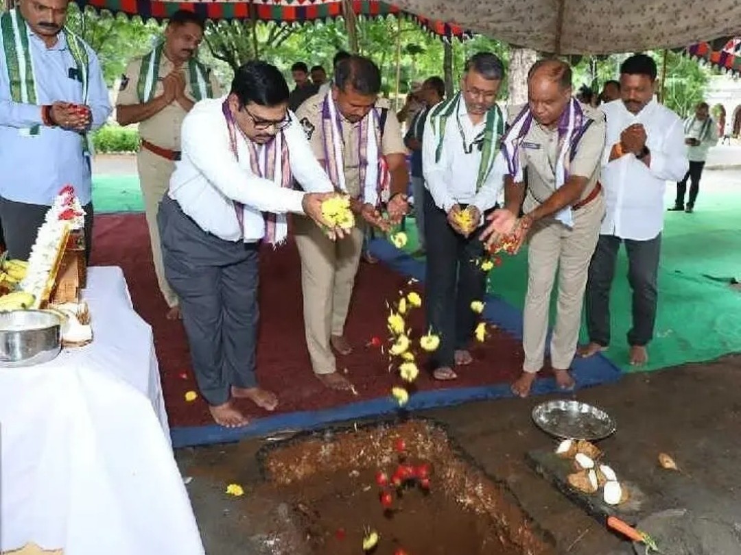 గుంటూరులో గ్రీవెన్స్ సెల్, మీడియా గ్యాలరీ నిర్మాణానికి భూమిపూజ