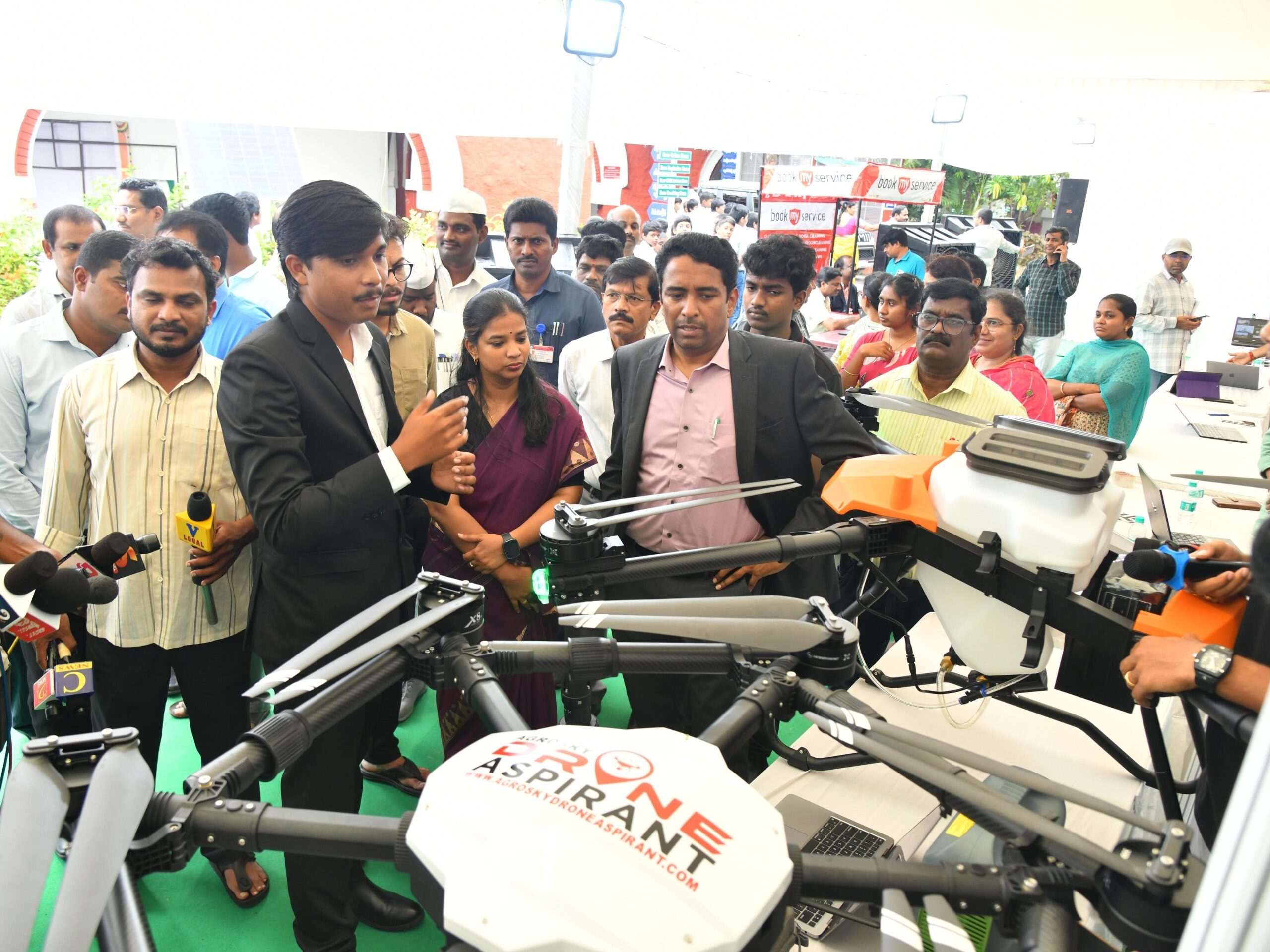 స్టార్ట్ అప్ స్టాళ్లను పరిశీలించిన కలెక్టర్