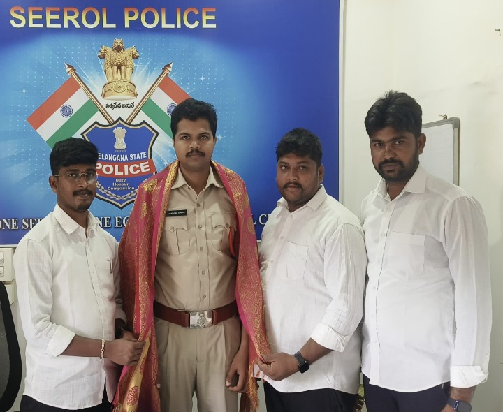 ఎస్సైని సన్మానించిన విద్యార్థి సంఘం నాయకులు