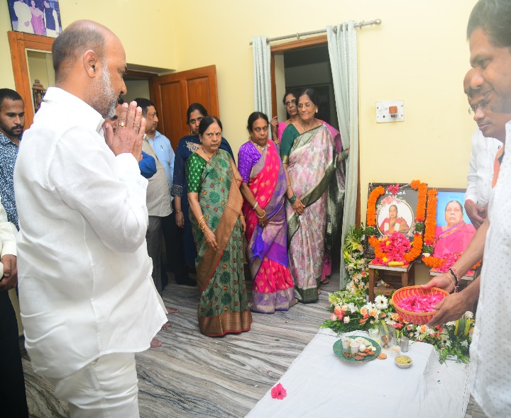 సుగుణ దేవికి నివాళులు అర్పించిన  కేంద్ర మంత్రి