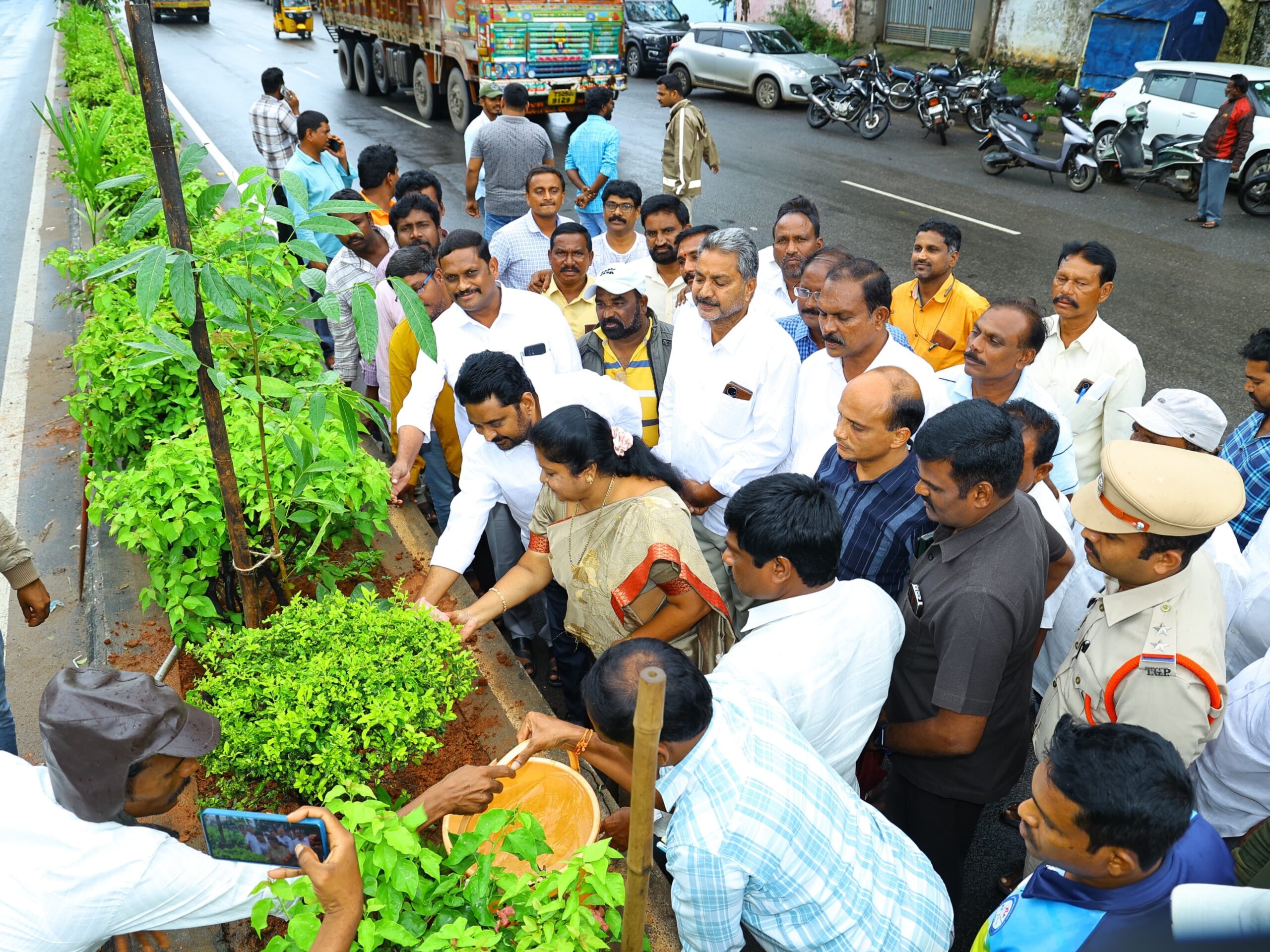 ‘ప్రతి ఒక్కరు మొక్కలు నాటి వాటిని పరిరక్షించాలి’